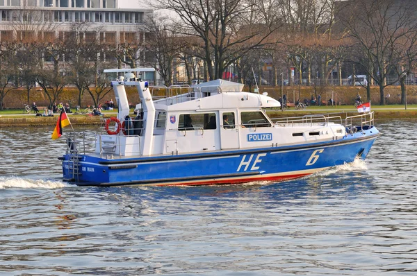ФРАНКФУРТ, ГЕРМАНИЯ - 18 марта 2015 года: Полицейская моторная лодка, Демонстра — стоковое фото