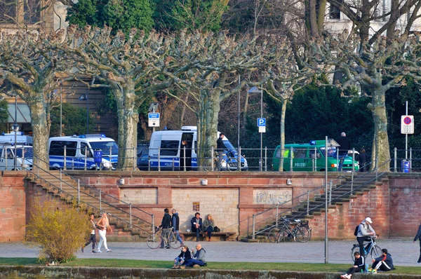 Frankfurt am Main, Tyskland - 18 mars 2015: Polisbilar, Demonstration — Stockfoto