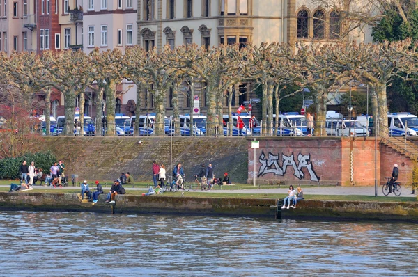 Frankfurt am Main, Duitsland - 18 maart 2015: Politie auto's, demonstratie — Stockfoto