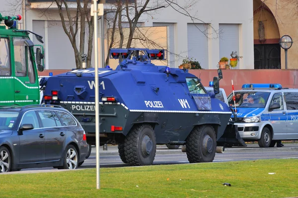 Frankfurt, Deutschland - 18. März 2015: gepanzerter Polizeiwagen, Demonstrant — Stockfoto