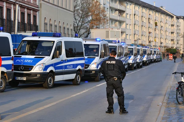 Frankfurt am Main, Tyskland - 18 mars 2015: Polisbilar, Demonstration — Stockfoto