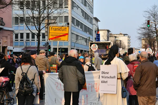 FRANKFURT, ALLEMAGNE - 18 MARS 2015 : Foules de manifestants, Démon — Photo