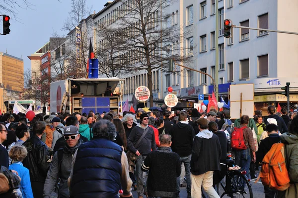 FRANKFURT, ALLEMAGNE - 18 MARS 2015 : Foules de manifestants, Démon — Photo