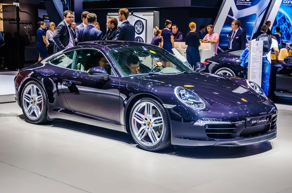 MOSCOW, RÚSSIA - AGO 2012: PORSCHE 911 CARRERA S COUPE 991 apresentado como estreia mundial no 16th MIAS (Moscow International Automobile Salon) em 30 de agosto de 2012 em Moscou, Rússia — Fotografia de Stock