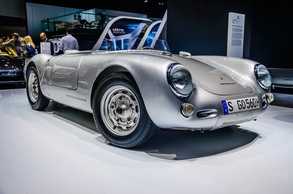 MOSCOW, RUSSIA - AUG 2012: PORSCHE SPYDER 550 presented as world premiere at the 16th MIAS (Moscow International Automobile Salon) on August 30, 2012 in Moscow, Russia — 图库照片