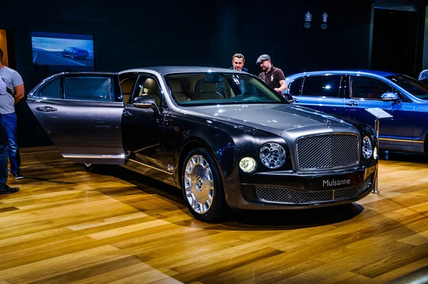 MOSCOW, RUSSIA - AUG 2012: BENTLEY MULSANNE 2 GENERATION presented as world premiere at the 16th MIAS (Moscow International Automobile Salon) on August 30, 2012 in Moscow, Russia — Zdjęcie stockowe