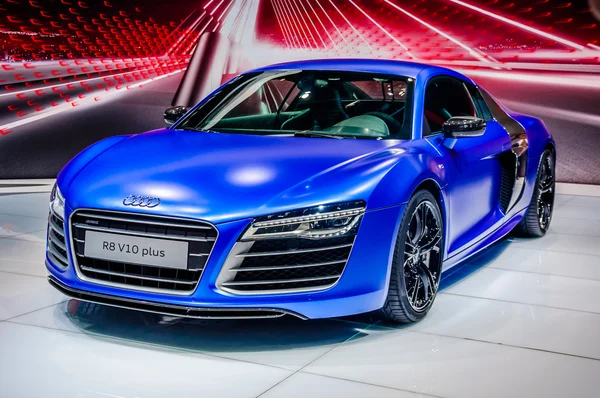 MOSCOW, RUSSIA - AUG 2012: AUDI R8 V10 PLUS presented as world premiere at the 16th MIAS (Moscow International Automobile Salon) on August 30, 2012 in Moscow, Russia — Stockfoto