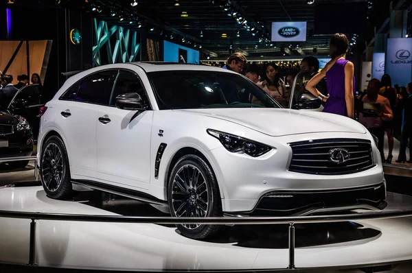 MOSCOW, RUSSIA - AUG 2012: INFINITI QX70 presented as world premiere at the 16th MIAS (Moscow International Automobile Salon) on August 30, 2012 in Moscow, Russia — Stock Photo, Image