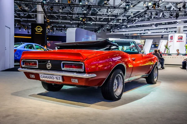 MOSCOW, RUSSIA - AUG 2012: CHEVROLET CAMARO 1967 presented as world premiere at the 16th MIAS Moscow International Automobile Salon on August 30, 2012 in Moscow, Russia — 图库照片