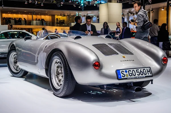 MOSCOW, RUSSIA - AUG 2012: PORSCHE SPYDER 550 presented as world — 图库照片