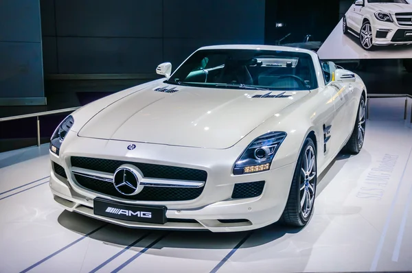 MOSCÚ, RUSIA - AGO 2012: MERCEDES-BENZ SLS AMG COUPE C197 presentado como estreno mundial en el 16º Salón Internacional de Automóviles MIAS Moscú el 30 de agosto de 2012 en Moscú, Rusia — Foto de Stock