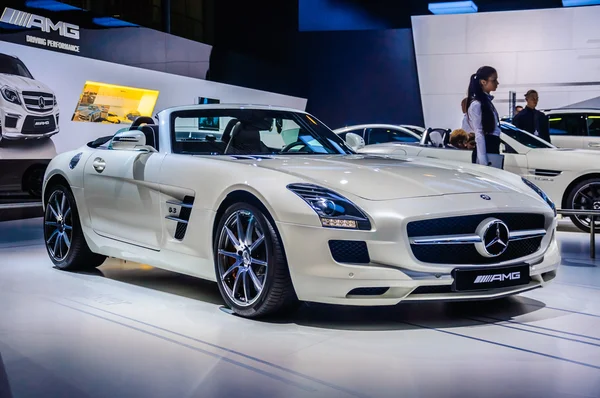 MOSCOW, RUSSIA - AUG 2012: MERCEDES-BENZ SLS AMG COUPE C197 presented as world premiere at the 16th MIAS Moscow International Automobile Salon on August 30, 2012 in Moscow, Russia — Zdjęcie stockowe