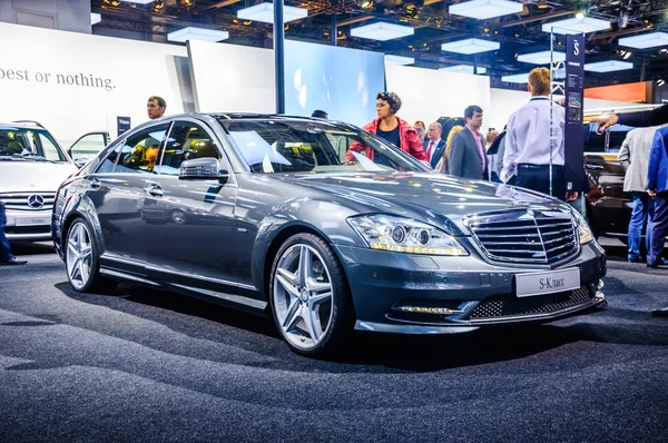 MOSCOW, RÚSSIA - AGO 2012: MERCEDES-BENZ S-CLASS W221 apresentado como estreia mundial no 16th MIAS Moscow International Automobile Salon em 30 de agosto de 2012 em Moscou, Rússia — Fotografia de Stock