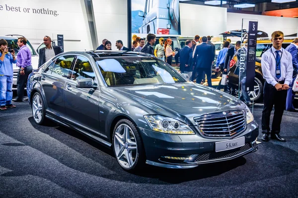 MOSCOW, RUSSIA - AUG 2012: MERCEDES-BENZ S-CLASS W221 presented as world premiere at the 16th MIAS Moscow International Automobile Salon on August 30, 2012 in Moscow, Russia — Stockfoto