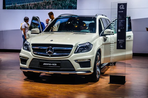 MOSCÚ, RUSIA - AGO 2012: MERCEDES-BENZ M-CLASS AMG W166 presentado como estreno mundial en el 16º Salón Internacional de Automóviles MIAS Moscú el 30 de agosto de 2012 en Moscú, Rusia — Foto de Stock