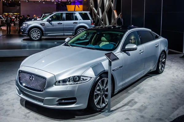 MOSCOW, RUSSIA - AUG 2012: JAGUAR XJ presented as world premiere at the 16th MIAS Moscow International Automobile Salon on August 30, 2012 in Moscow, Russia — Zdjęcie stockowe