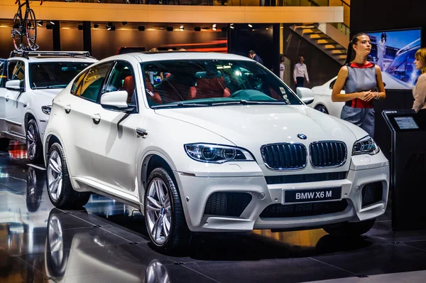 MOSCÚ, RUSIA - AGO 2012: BMW X6 M E71 presentado como estreno mundial en el 16º Salón Internacional de Automóviles MIAS Moscú el 30 de agosto de 2012 en Moscú, Rusia —  Fotos de Stock