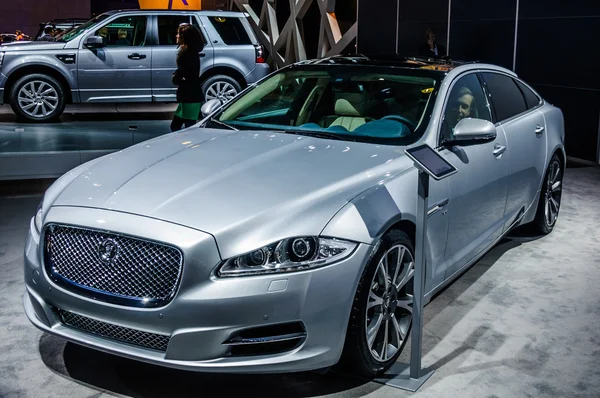 MOSCOW, RUSSIA - AUG 2012: JAGUAR XJ presented as world premiere at the 16th MIAS Moscow International Automobile Salon on August 30, 2012 in Moscow, Russia — Stockfoto
