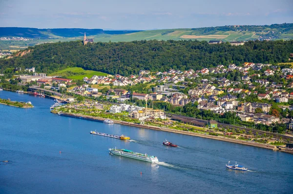 Ships on Rhine river near Bingen am Rhein, Rheinland-Pfalz, Germ — Stockfoto