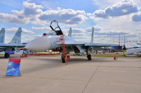 MOSCÚ, RUSIA - AGO 2015: Su-27 Flanker presentado en la 12ª M — Foto de Stock