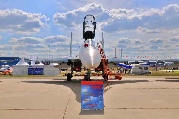 MOSCÚ, RUSIA - AGO 2015: aviones de combate Su-30 Flanker-C pres — Foto de Stock