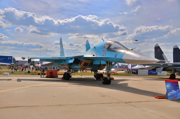 МОСКВА, РОССИЯ - AUG 2015: ударный истребитель Су-34 Фуллбэк представляет — стоковое фото