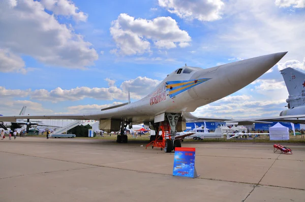 MOSCÚ, RUSIA - AGO 2015: bombardero estratégico pesado Tu-160 Blackja — Foto de Stock