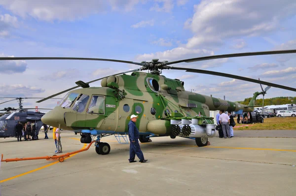 MOSCÚ, RUSIA - AGO 2015: helicóptero de transporte Mi-17 Hip presen —  Fotos de Stock