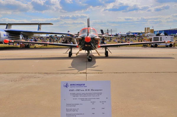 MOSCÚ, RUSIA - AGO 2015: aviones de clase empresarial M-101T presen — Foto de Stock