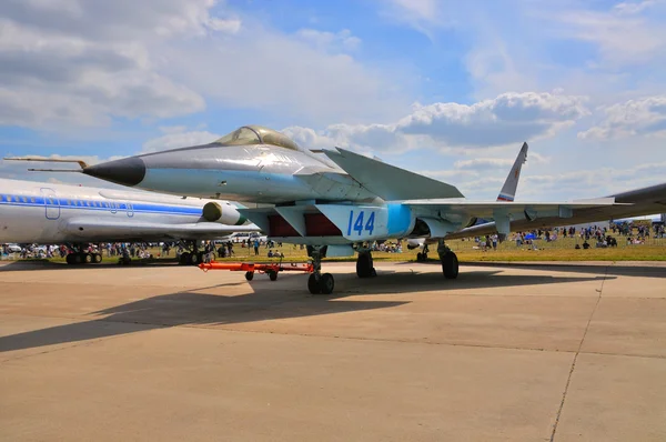 MOSCÚ, RUSIA - AGO 2015: aviones de combate multifunción MiG-1.44 LM — Foto de Stock
