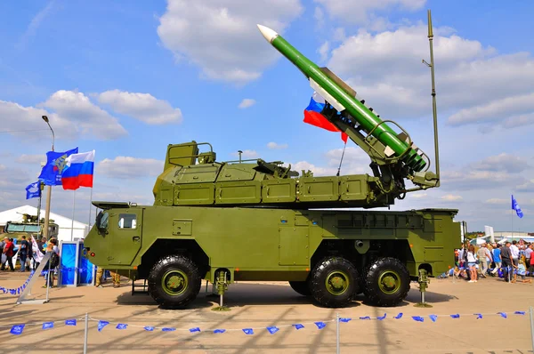 MOSCÚ, RUSIA - AGO 2015: Buk-M2 SA-17 Grizzly presentó en el —  Fotos de Stock