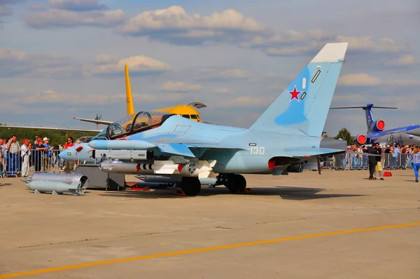 Moscow, Rusland - Aug 2015: aanvalsvliegtuig Jak-130 Mitten presen — Stockfoto