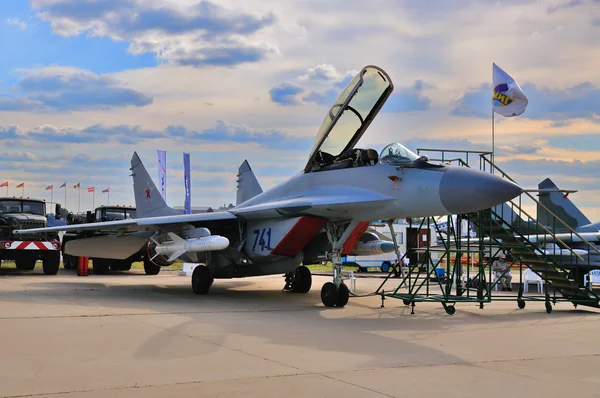 MOSCÚ, RUSIA - AGO 2015: aviones de combate MiG-29 Fulcrum prese — Foto de Stock