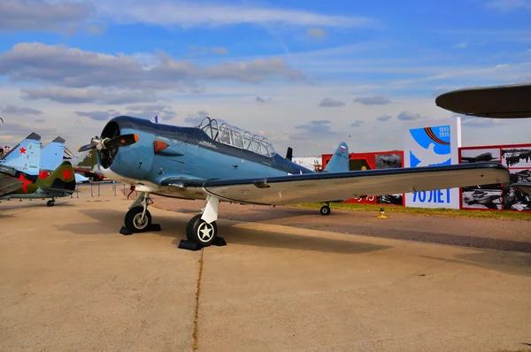 MOSCÚ, RUSIA - AGO 2015: aviones de entrenamiento T-6 Texan presentó —  Fotos de Stock