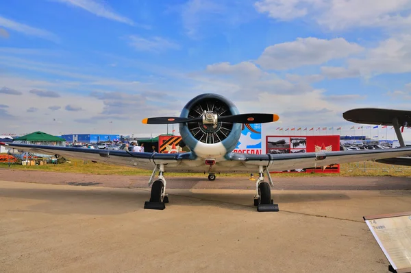 Moskau, russland - aug 2015: trainerflugzeug t-6 texan vorgestellt — Stockfoto