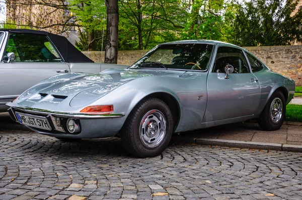 FULDA, GERMANIA - MAI 2013: Opel GT coupé sportiva auto retrò su Mai — Foto Stock