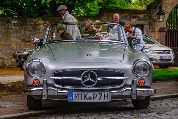 FULDA, TYSKLAND - MAI 2013: Mercedes-Benz 300SL cabrio roadster r - Stock-foto