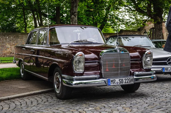 FULDA, GERMANY - MAI 2013: Mercedes-Benz 220 SE Limousine retro — Φωτογραφία Αρχείου