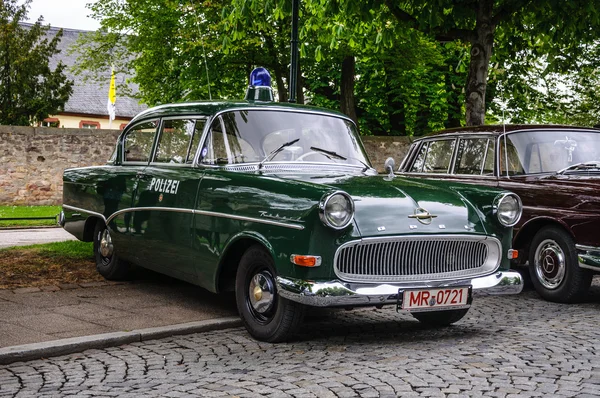 FULDA, GERMANIA - MAI 2013: Opel Kapitan auto retrò di lusso della polizia — Foto Stock