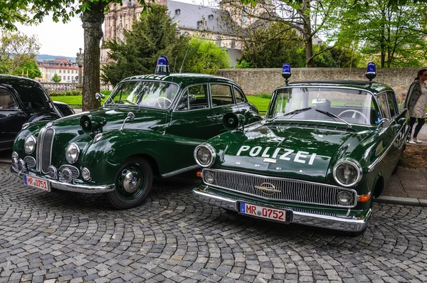 FULDA, ALEMANIA - MAI 2013: BMW 501 502 y Opel Kapitan policía l — Foto de Stock