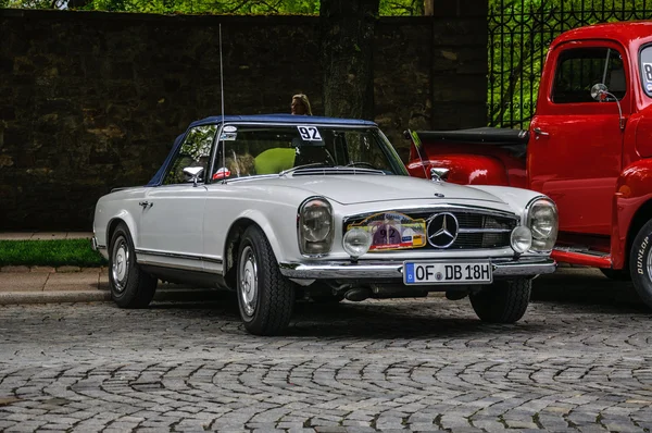 FULDA, GERMANY - MAI 2013: Mercedes-Benz 280 SL roadster retro c — 스톡 사진