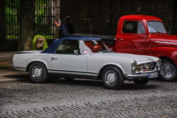 FULDA, GERMANY - MAI 2013: Mercedes-Benz 280 SL roadster retro c — Zdjęcie stockowe