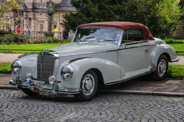 FULDA, GERMANY - MAI 2013: Mercedes-Benz 300S Coupe W188 retro c