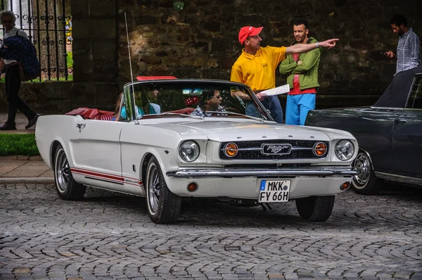 FULDA, GERMANY - MAI 2013: 1965 Ford Mustang Convertible cabrio — Zdjęcie stockowe