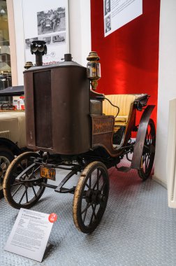 DRESDEN, GERMANY - MAI 2015: Schoeche steam car wagen No. 1 1895