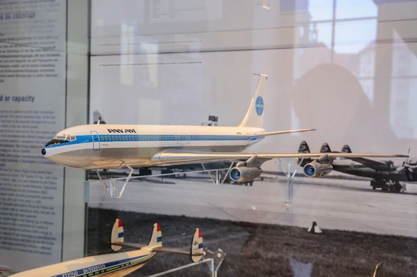 DRESDEN, GERMANY - MAI 2015: passenger jet Boeing 707 PAN AM 195 — 图库照片