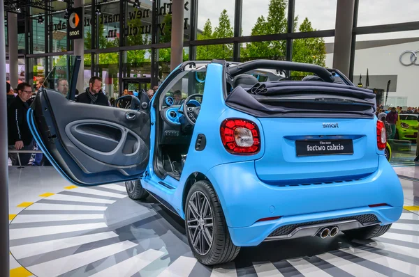 FRANKFURT - SEPTIEMBRE 2015: smart fortwo cabrio presentado en IAA Inte — Foto de Stock