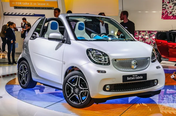 FRANKFURT - SEPT 2015 : smart fortwo cabrio présenté à IAA Inte — Photo