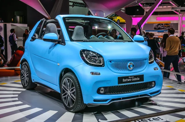 FRANKFURT - SEPTIEMBRE 2015: smart fortwo cabrio presentado en IAA Inte — Foto de Stock