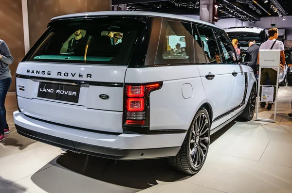 FRANKFURT - SEPTIEMBRE 2015: Land Rover Range Rover presentado en la IAA I — Foto de Stock